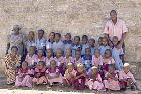 Alle Kinder mit Lehrer, K�chin und Manager